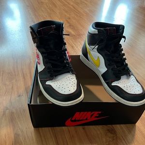 Nike Jordan 1 Retro High
Defiant White Black Gym Red size 11 Mens